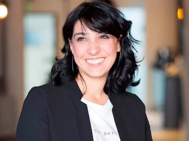 Gabriela Oliván sonríe a cámara, con un blazer negro